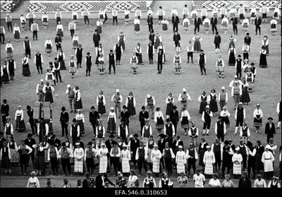 Tantsupidu.  similar photo