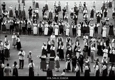 Tantsupidu.  similar photo