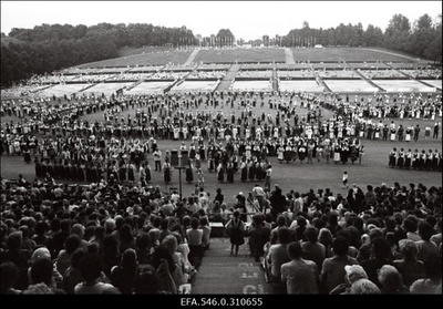 Tantsupidu.  similar photo