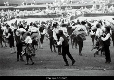 Tantsupidu.  similar photo