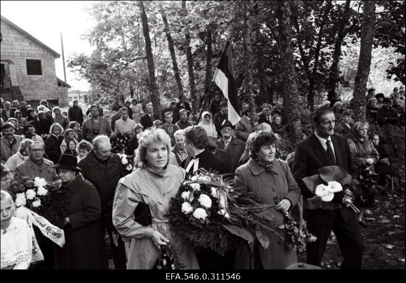 Kullamaa ausamba avamine.