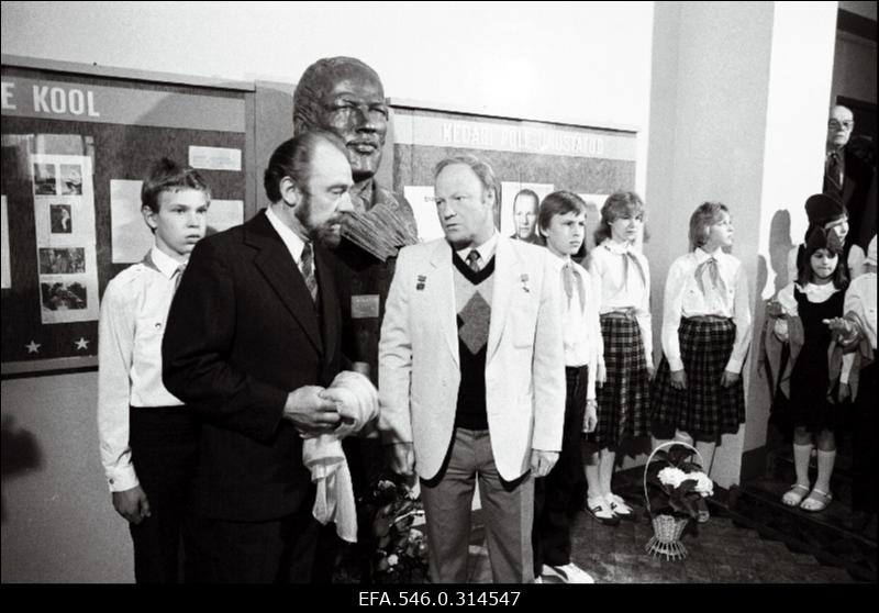 Nõukogude katselenduri Enn Kaarma memoriaali Tallinna 10. Keskkoolis külastavad Enn Kaarma kunagised kolleegid - katselendurid ja üks kosmonaut.