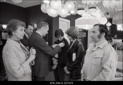 Schwerini linnast külalised Eestis, Balti jaamas vastuvõtt, erinevates ettevõtetes (Tarbeklaas, Estoplast, mingi mööbliettevõte), kohtumised (Raadiomajas ja veel kuskil).  similar photo
