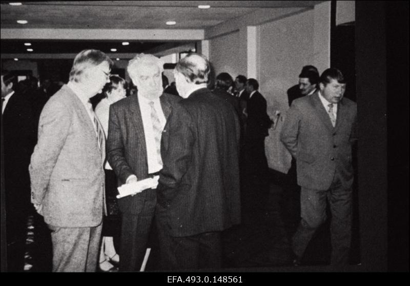 Eesti NSV Ülemnõukogu Presiidiumi XI koosseisu XIII istungjärgu vaheajal vestlevad rahvasaadikud Eino Tamberg (vasakul) ja Enn Põldroos (keskel).