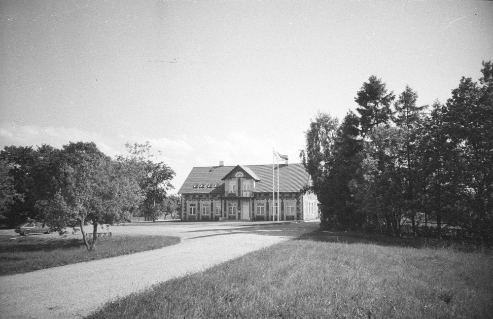 Anton Üksti kauplus-elamu Leisis, praegu Leisi vallamaja