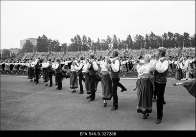 Tantsupidu.  similar photo