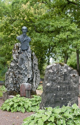 Maalikunstnik Johann Köleri mälestussammas Suure-Jaani kalmistul. rephoto