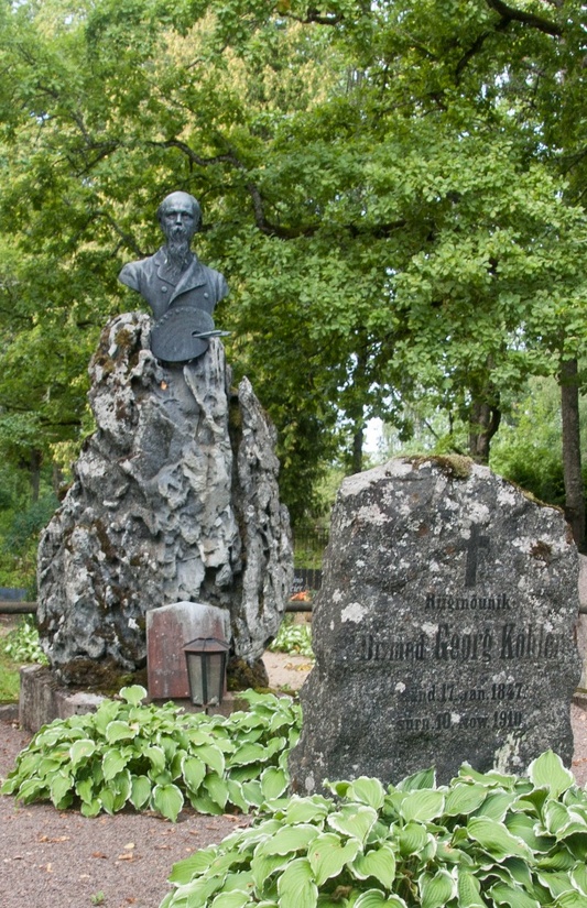 Maalikunstnik Johann Köleri mälestussammas Suure-Jaani kalmistul. rephoto