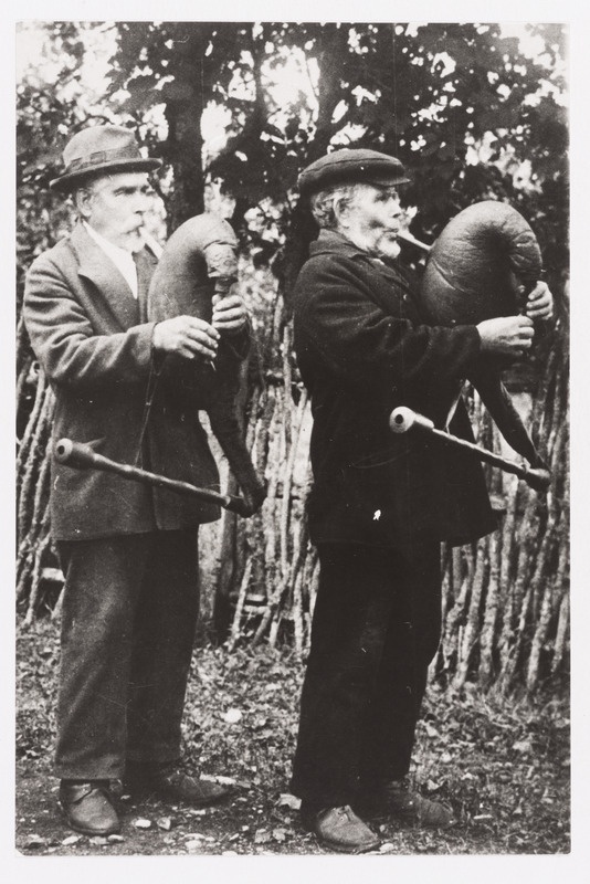 Hiiumaa torupillimehed Juhan Maaker ja ta noorem vend Priidu Maaker oma kodus Muda külas