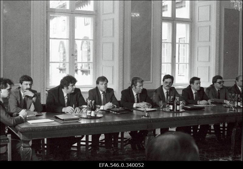 Eesti Linnade ja Valdade Liidu  esindajad vapipitsatite jagamisel.