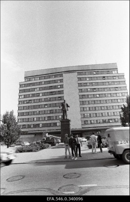 Lenini monumendi eemaldamine Tallinnas Rävala puiesteel.  similar photo