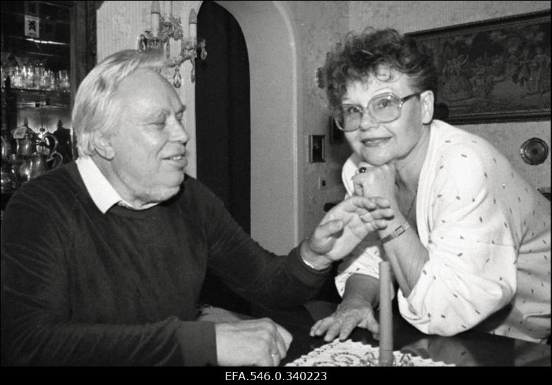 Heli Lääts (Saul) ja Peeter Saul kodus.