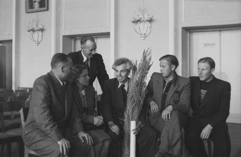 Seltskond vestlemas Riia 12. Keskel Aleksander Adojaan