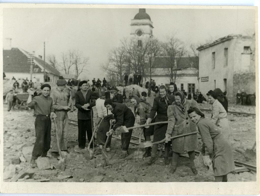 Kuressaare teatri näitlejad Kuressaare sõjajärgsetel taastamistöödel