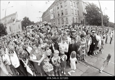 Tantsupidu.  similar photo