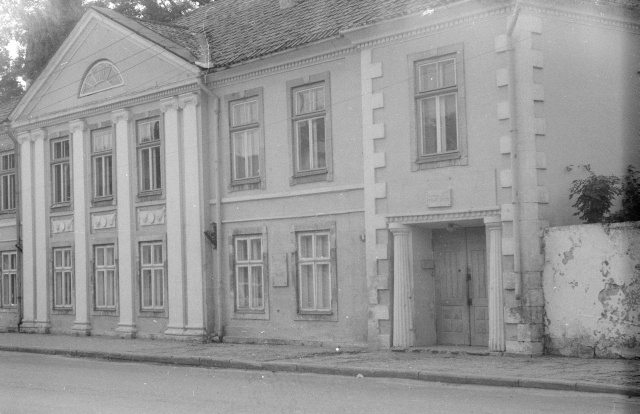 Kuressaare, kingapood ja Poiste Maja