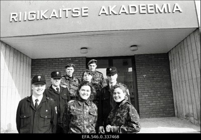 Eesti Riigikaitse Akadeemia ees.  similar photo