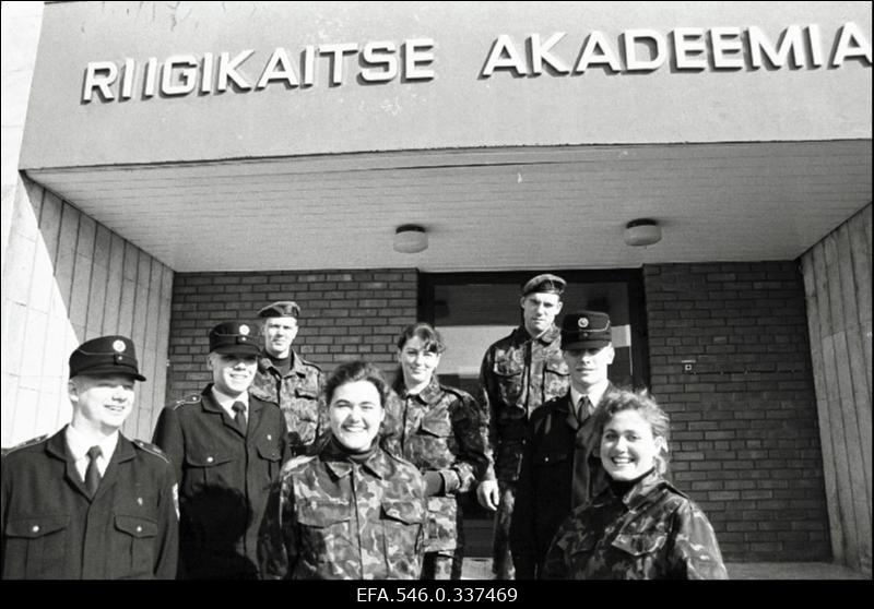 Eesti Riigikaitse Akadeemia ees.
