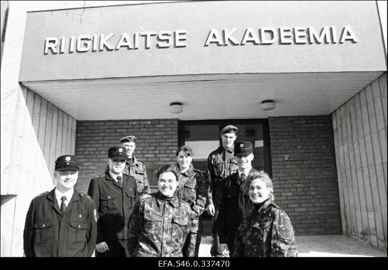 Eesti Riigikaitse Akadeemia ees.