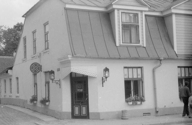 Kuressaare, UKUARU kauplus Lossi tänaval