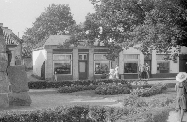 Kuressaare, Vabadussõja mälestussamba ees asuv haljasala