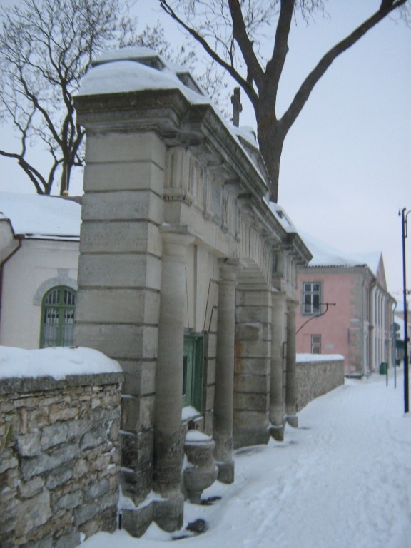 Kuressaare Nikolai church yard border wall with sepisgate
