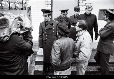 Protestijad Keilas sõjaväeosa juures, kus asub raadiojaam "Nadežda".  similar photo