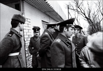 Protestijad Keilas sõjaväeosa juures, kus asub raadiojaam "Nadežda".  similar photo