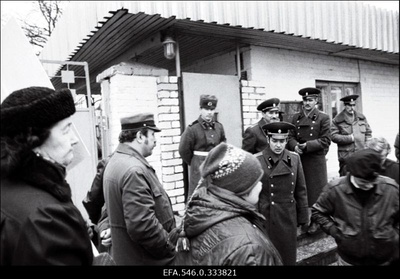 Protestijad Keilas sõjaväeosa juures, kus asub raadiojaam "Nadežda".  similar photo
