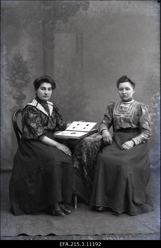 Amalie Aamann [Aaman] ja Alma Teder (paremal).