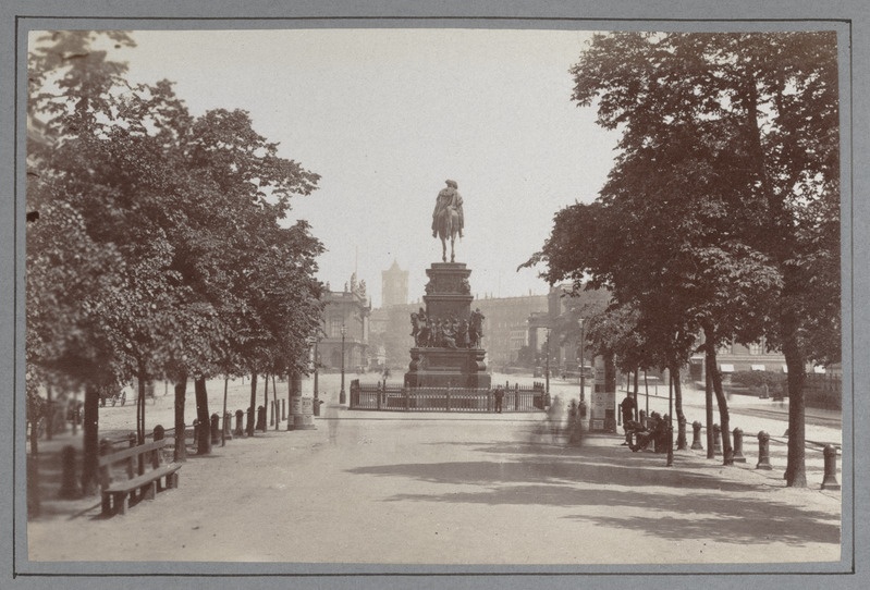 Berliin, Friedrich Suure monument Unter den Lindenil.