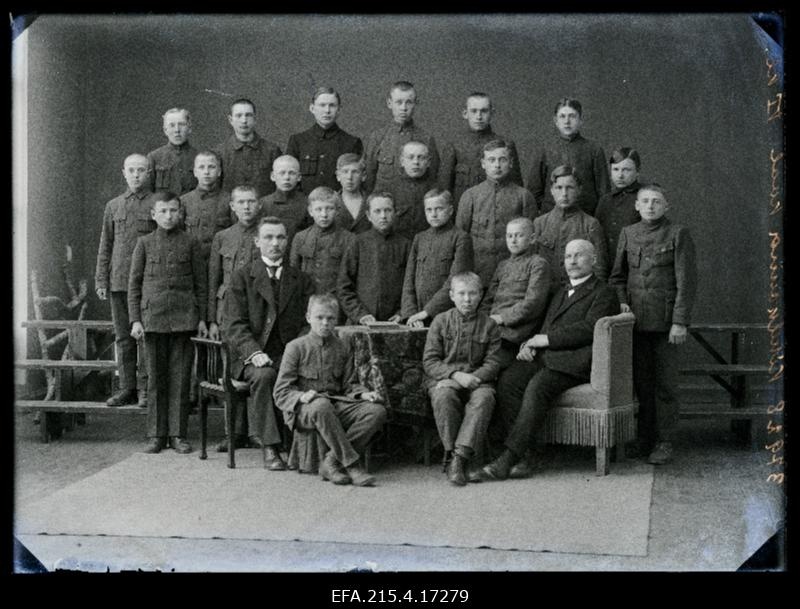 Viljandi 2. Astme Algkooli (Kihelkonnakooli) VI klass, paremal kooli juhataja Hendrik Kodaras.