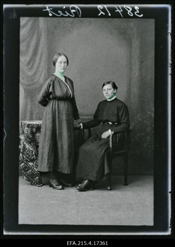 Kaks naist, (foto tellija Riet).