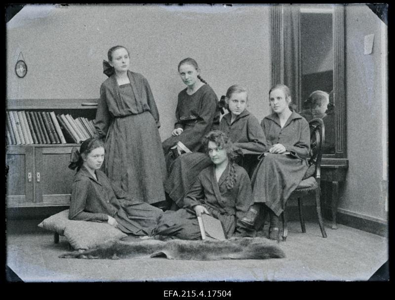 Grupp neiusid, (foto tellija Jüris).