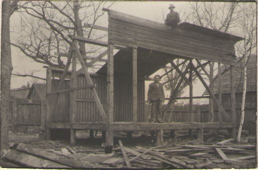 Foto. Võru Käsitööliste Avitamise Seltsi vabaõhulava lammutamine muuseumi õuel. Võru, 1941.