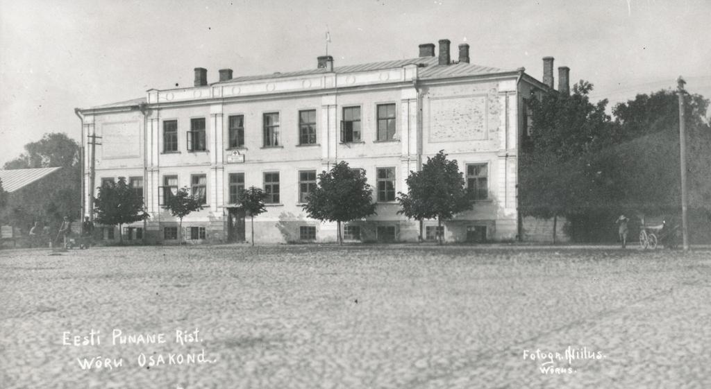 Foto.Vaade  Eesti Punase Risti Võru osakonna haiglale,  1919.a. Jaan Niiluse foto ( Võru Linnakooli, hilisema Võru Õpetajate Seminari hoone).