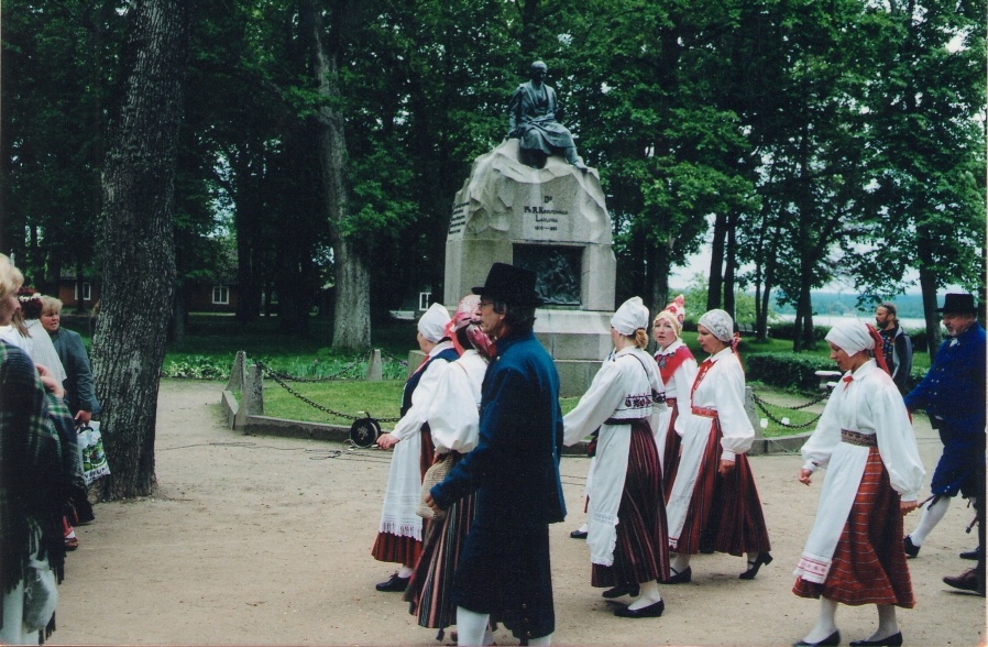 Foto. Võru folkloorifestivali avamine pargis. Võru, 13.07.2006.