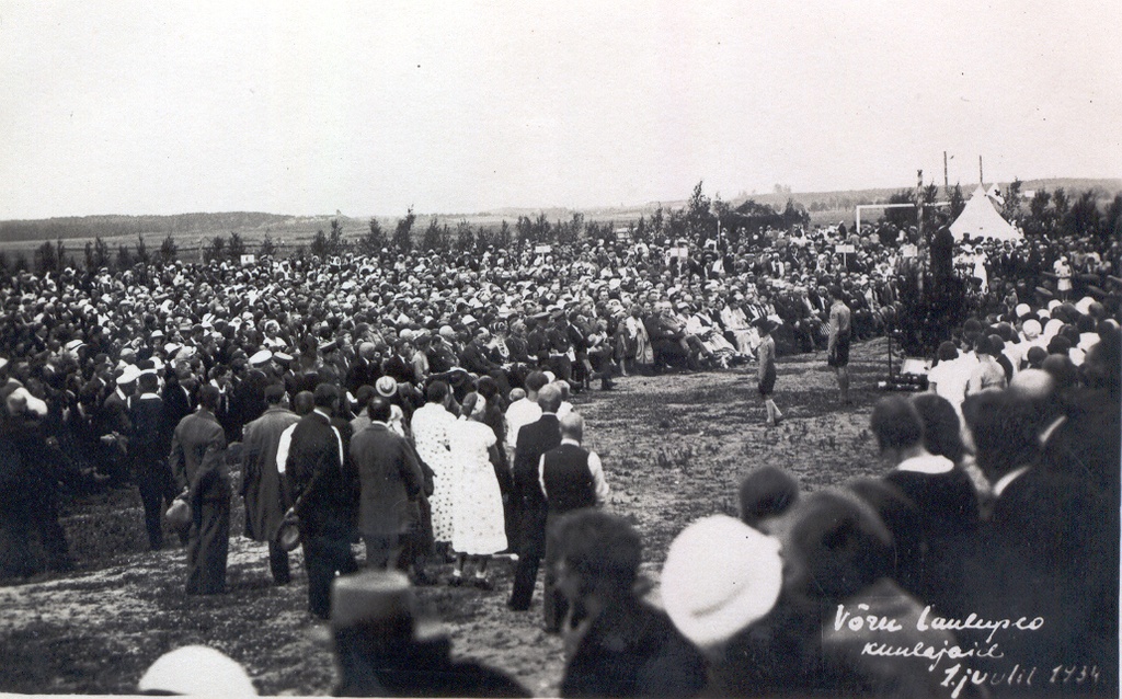 Foto. Võru laulupeo kuulajad Võru spordiväljakul.