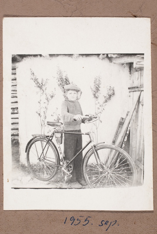 Küüditatud poiss jalgrattaga 1955.aastal