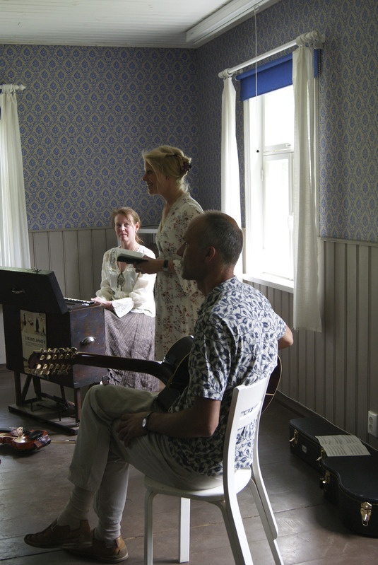 Ansambli Strand...Rand esinemine Ruhnu rahvamajas