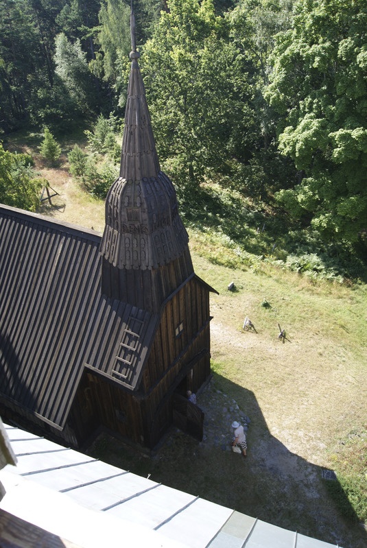 Vaade Ruhnu kivikiriku tornist puukirikule
