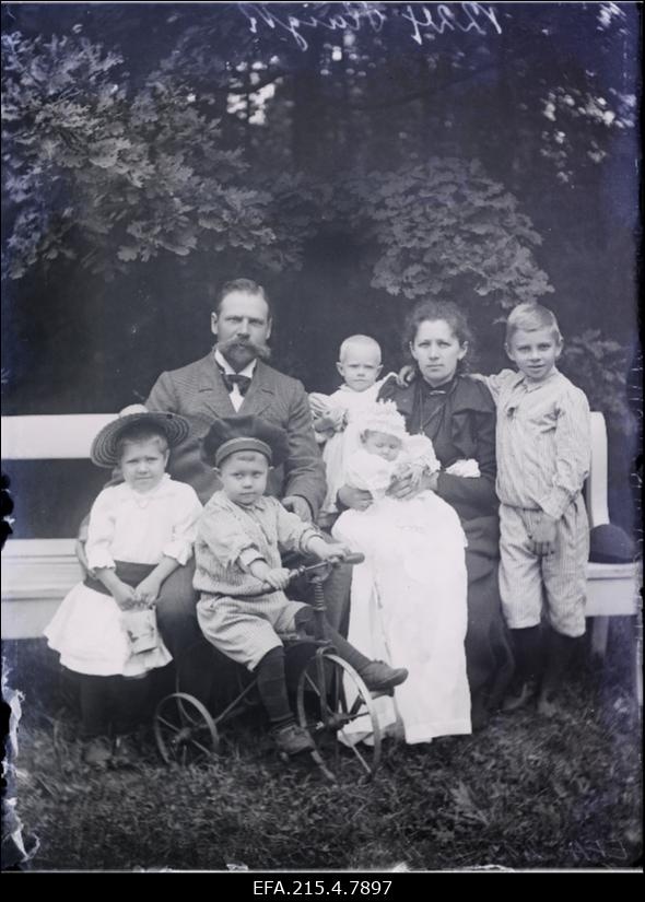 Perekond Raik [Raig] aiapingil, ees poiss kolmerattalisel jalgrattal.