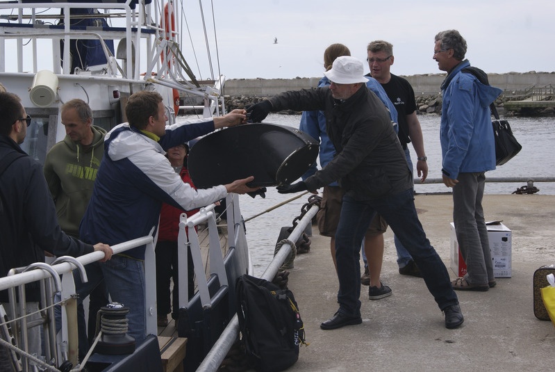 Reisijate pagasi mahalaadimine purjekalt Lulu Ringsu sadamas