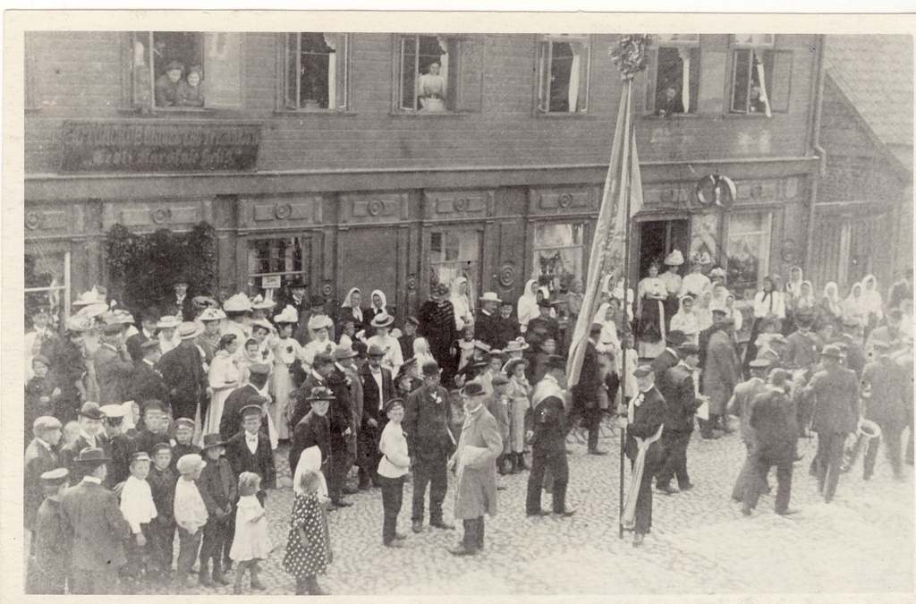 Valga. Rahva kogunemine Valga Eesti karskusseltsi ette