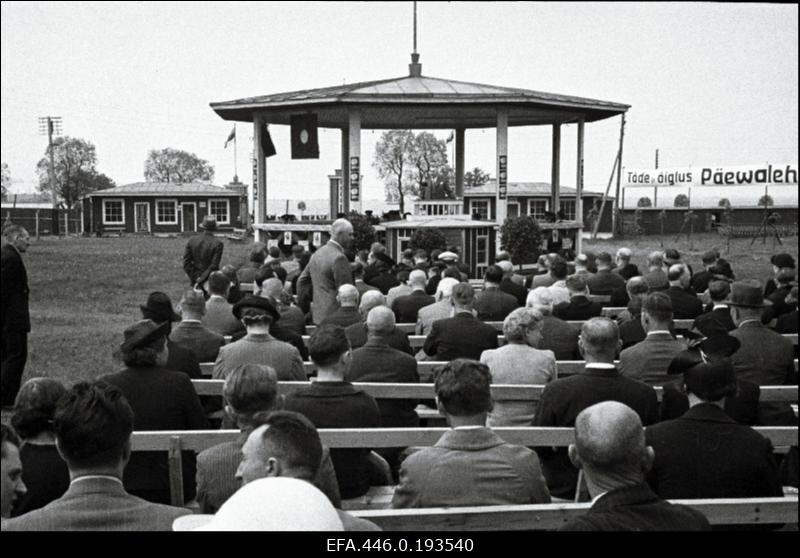 Publik põllumajandusnäituse avamisel Tallinna Eesti Põllumeeste Seltsi näituseväljakul.