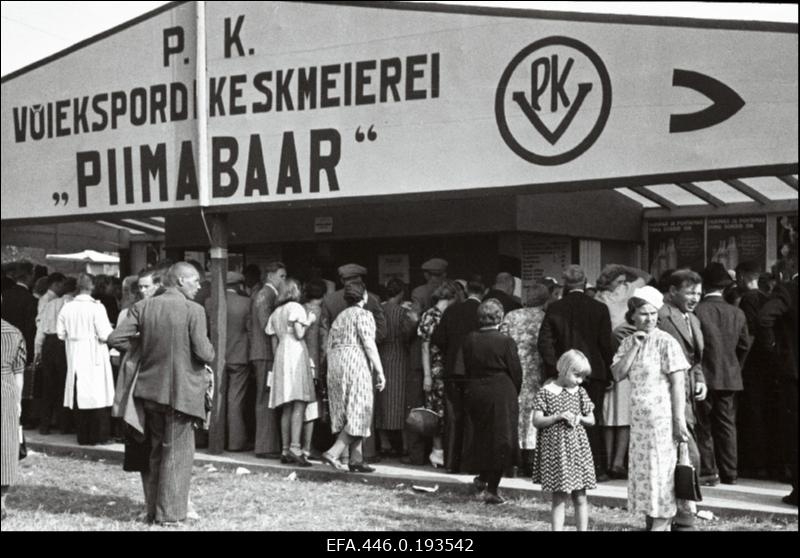 P. K. Võiekspordi Keskmeierei Piimabaar põllumajandusnäitusel Tallinna Eesti Põllumeeste Seltsi näituseväljakul.