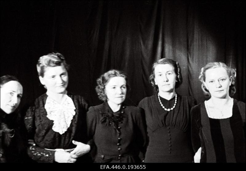 Naiste kehakultuuri päeval esinenud võimlejate ja tantsijate juhendajad: vasakult 1. Tiina Kapper, 2.  F. Alev, 3. Gerd Neggo-Olak, 4. rütmilise liikumise juhendaja Eve Tiidmaa, 5. Naiskodukaitse Viljandi malevkonna jaoskonna juhendaja F. Rosenberg.