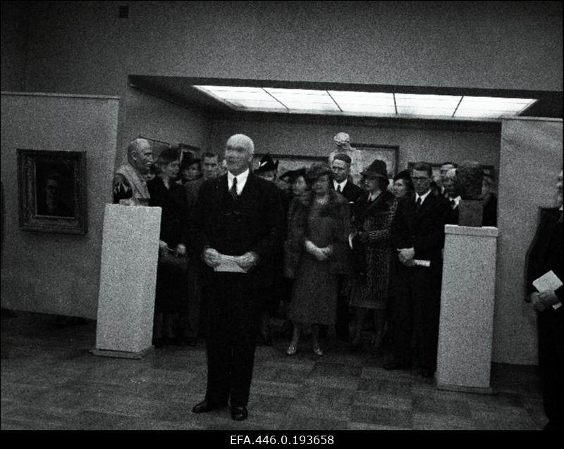 Haridusministri abi Voldemar Päts avab Kunstihoones SKV sügisnäituse.