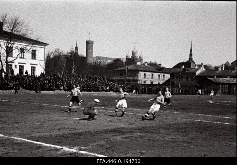 Jalgpallihooaja avamäng J. S. Estonia ja   V. S. Spordi vahel Vismari tänava spordiväljakul.