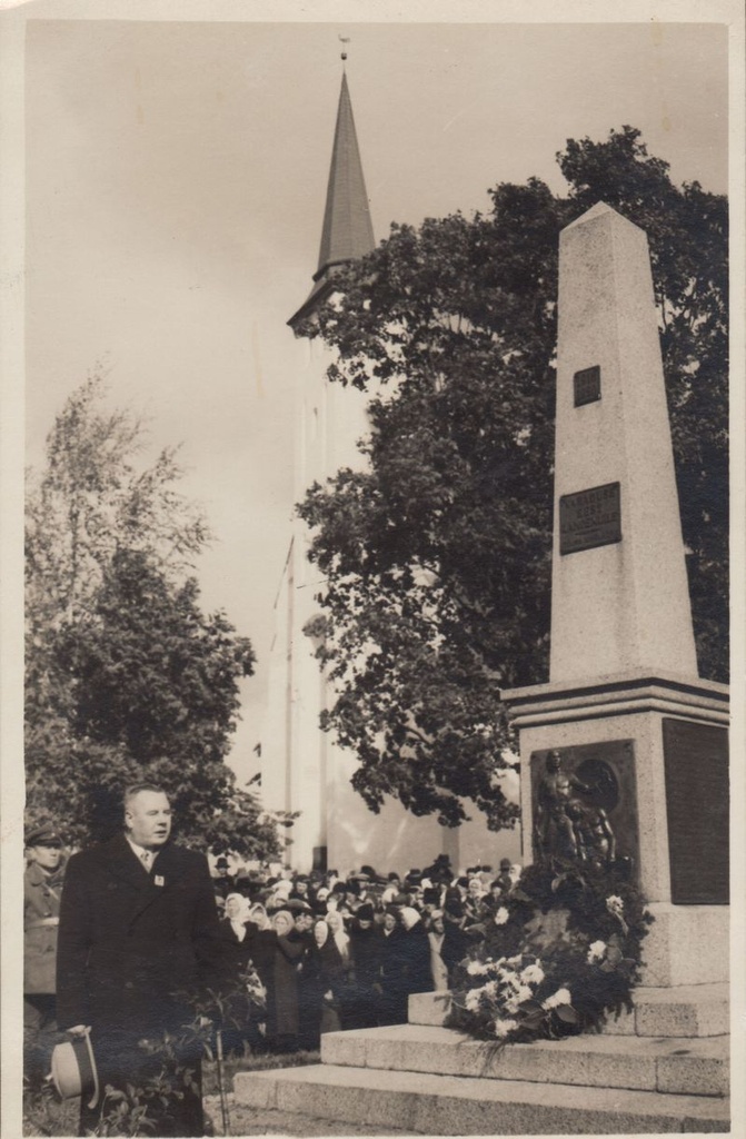 Põlva Vabadussõja mälestussamba juures 1938